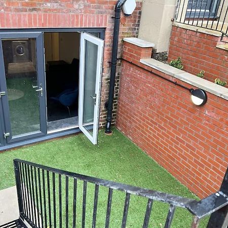 Lovely 2-Br Flat Near Salford Royal Manchester Exterior photo