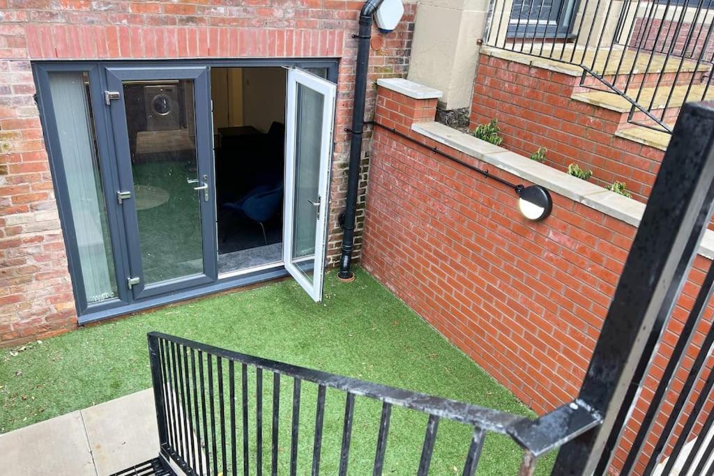 Lovely 2-Br Flat Near Salford Royal Manchester Exterior photo